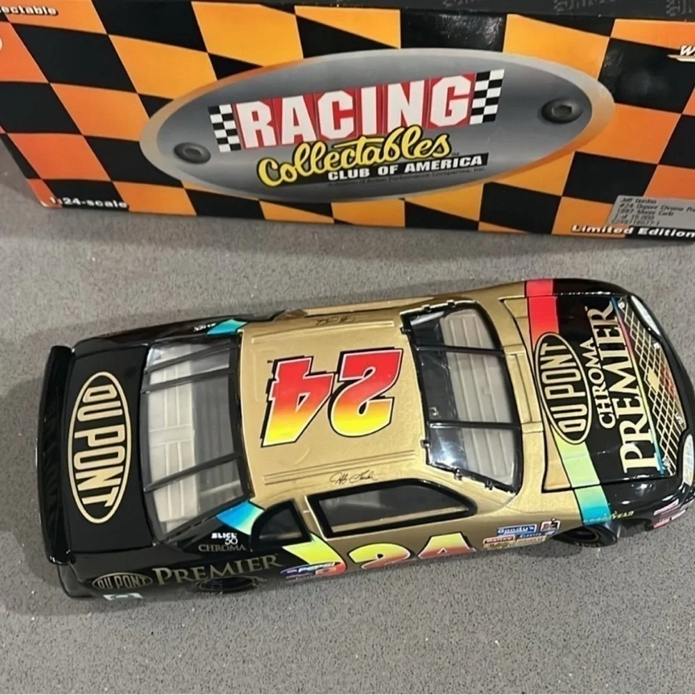 Jeff Gordon #24 DuPont Chroma Premier 1997 Monte Carlo 1:24 Diecast Car